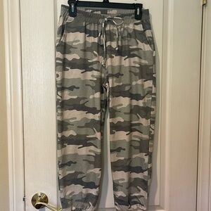 Yelete camo joggers in large